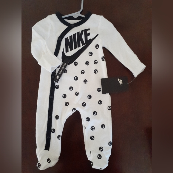 Nike Baby Smiley Coverall Footed Sleeper White/ Black Size 6M NWT - Picture 5 of 5